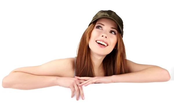 Portret van een aantrekkelijke lachende vrouw leunend op een leeg bord — Stockfoto
