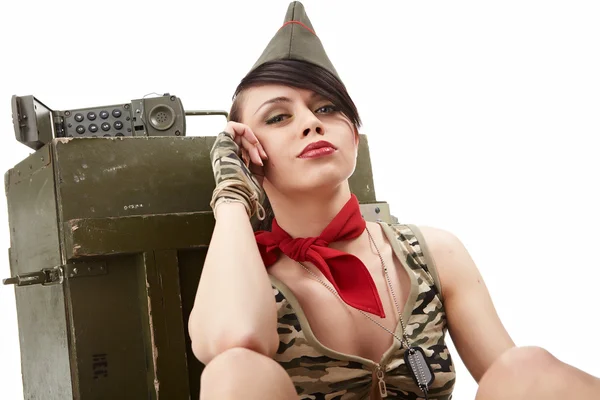Όμορφη γυναίκα σε στρατιωτικά ρούχα. — Φωτογραφία Αρχείου