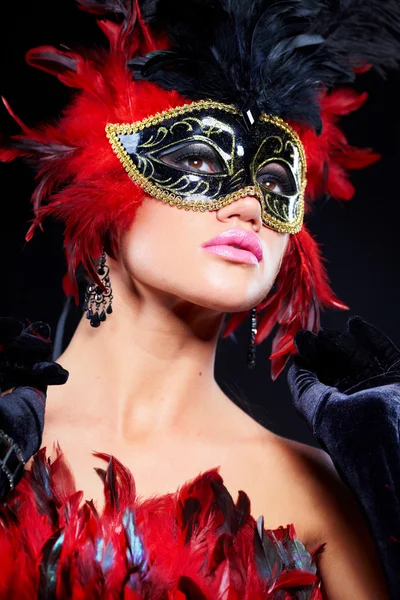 Piękna młoda kobieta maski karnawałowe i pióro boa. — Zdjęcie stockowe