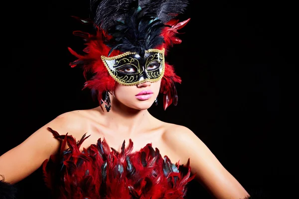 Mulher bonita em máscara de carnaval e boa pena . — Fotografia de Stock