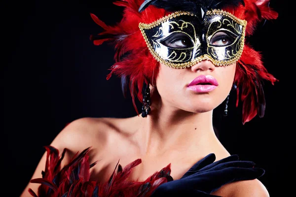 Beautiful young woman in carnival mask and feather boa. — Stock Photo, Image