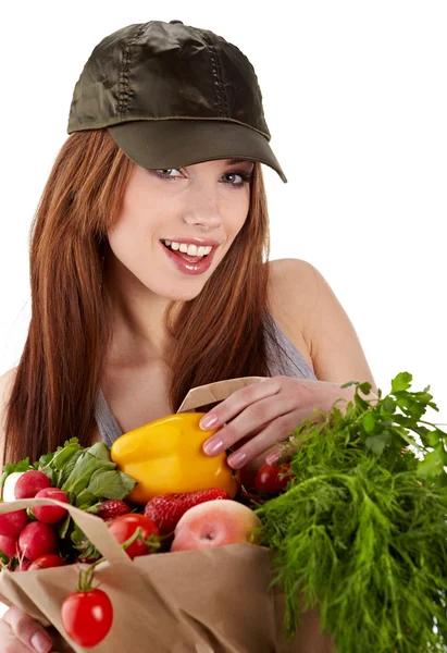 Stile di vita sano - donna allegra con sacchetto di carta della spesa di frutta — Foto Stock