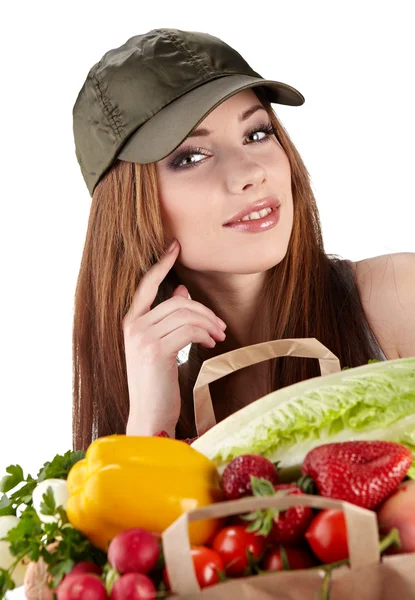 Stile di vita sano - donna allegra con sacchetto di carta della spesa di frutta — Foto Stock