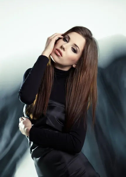 Jovem mulher vestindo lindo vestido preto — Fotografia de Stock