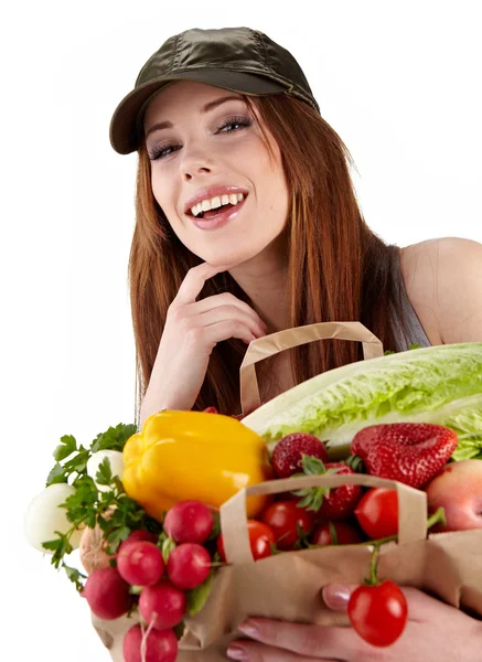 Sağlıklı yaşam - kağıt çanta alışveriş meyve ile neşeli kadın — Stok fotoğraf