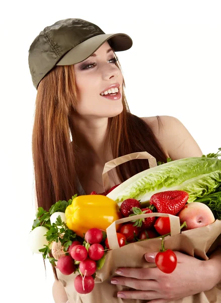 Здоровий спосіб життя - весела жінка з паперовим пакетом з фруктами — стокове фото