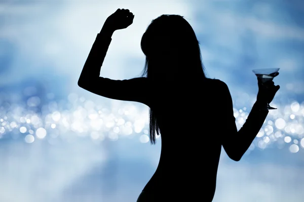 Tanzende Silhouetten von Frauen mit Champagner in einem Nachtclub — Stockfoto