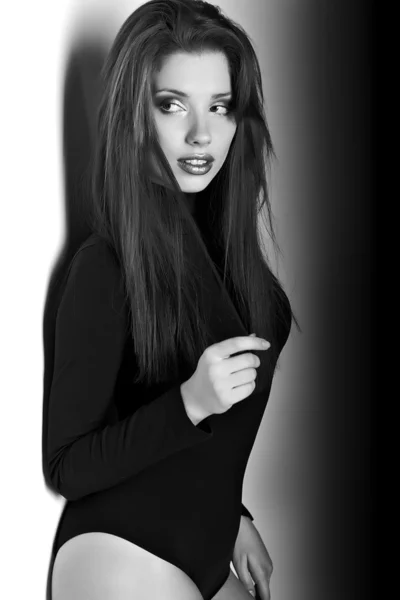 Genç kadın studio moda portre. siyah ve beyaz. — Stok fotoğraf