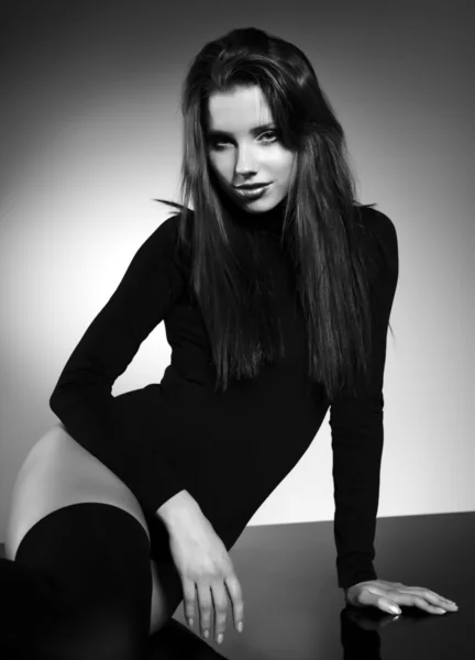 Fiatal nő stúdió divat portré. fekete-fehér. — Stock Fotó