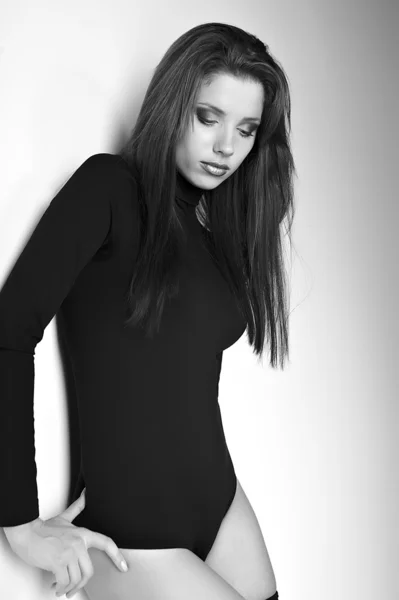 Young woman studio fashion portrait. Black and white. — Stock Photo, Image