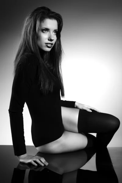 Jonge vrouw studio mode portret. zwart-wit. — Stockfoto