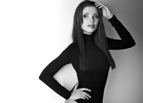 Mujer joven estudio retrato de moda. Blanco y negro . — Foto de Stock