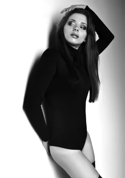 Νεαρή γυναίκα στούντιο μόδας πορτρέτο. μαύρο και άσπρο. — Φωτογραφία Αρχείου