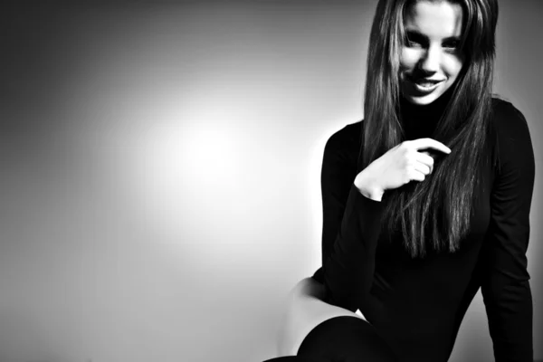 Genç kadın studio moda portre. siyah ve beyaz. — Stok fotoğraf