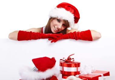 seksi Noel kız gülümsüyor ve hediye ambalaj içinde tutan