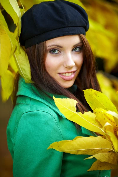 Divat nő őszi parkban gazdaság sárga levél — Stock Fotó