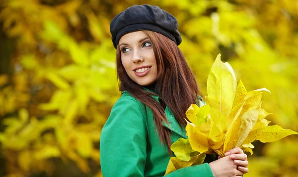 Donna di moda nel parco autunnale con foglia gialla — Foto Stock