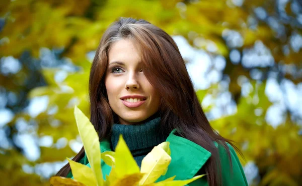 Sonbahar parkında sarı yaprak tutan moda kadını — Stok fotoğraf
