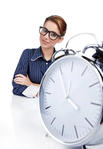 Молода бізнес-леді з великим годинником — стокове фото