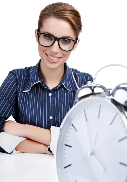 Молода бізнес-леді з великим годинником — стокове фото
