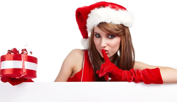 Sexy vánoční dívka úsměvy a držení dárek v balení — Stock fotografie