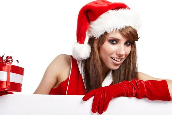 Σέξι Χριστούγεννα κορίτσι χαμόγελα και κρατώντας ένα δώρο σε συσκευασία — Φωτογραφία Αρχείου