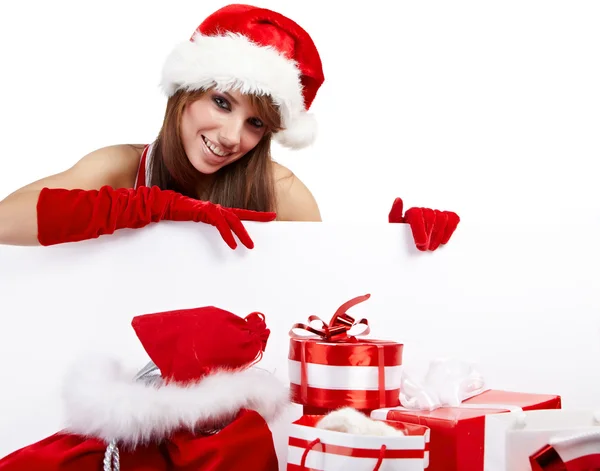 性感圣诞女孩微笑和在包装中持有一份礼物 — 图库照片