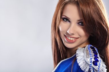 seksi glamour kız mavi ceket giyiyor