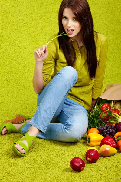 Retrato de uma menina segurando em mãos cheias de frutas diferentes e — Fotografia de Stock