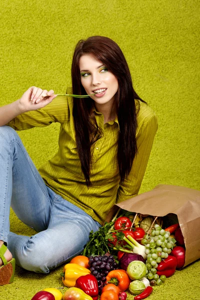Portret van een meisje holding in handen vol met verschillende vruchten en — Stockfoto