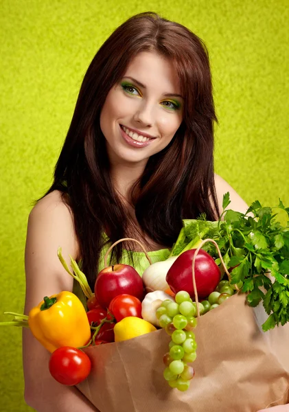 Portret van een meisje holding in handen vol met verschillende vruchten en — Stockfoto