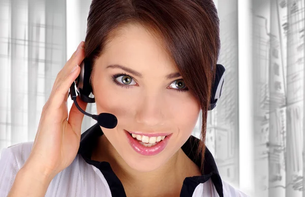 Klant vertegenwoordiger met headset lacht tijdens een telefoon — Stockfoto