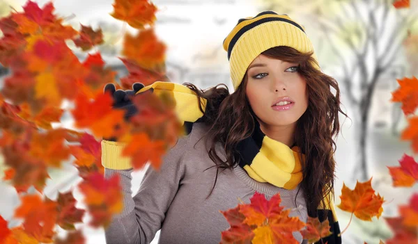 帽子と手袋とカエデの葉を着て美しい女性 — ストック写真