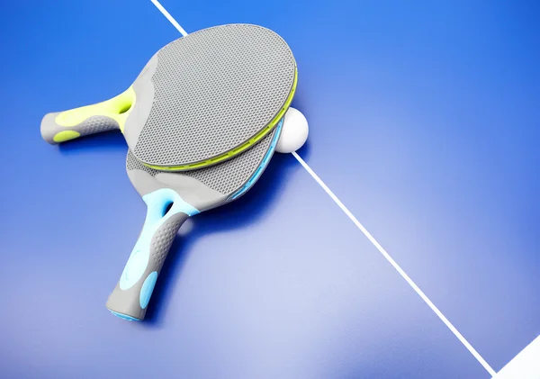 Duas raquetes de tênis de mesa ou ping pong e bolas em uma mesa azul — Fotografia de Stock