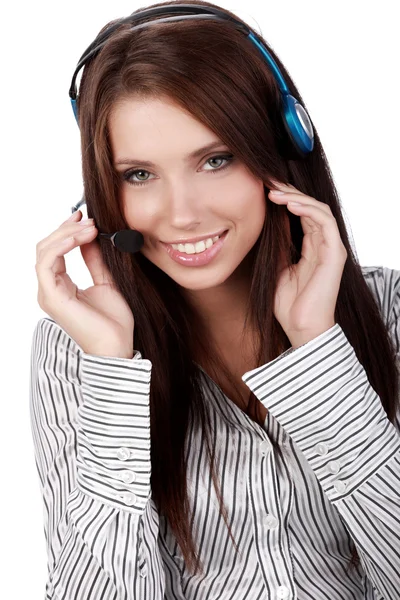 Девушка из службы поддержки клиентов с наушниками, улыбающаяся во время телефонного разговора — стоковое фото