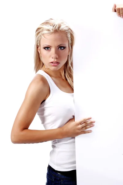 Сексуальная девушка, держащая рекламный щит на белом фоне — стоковое фото