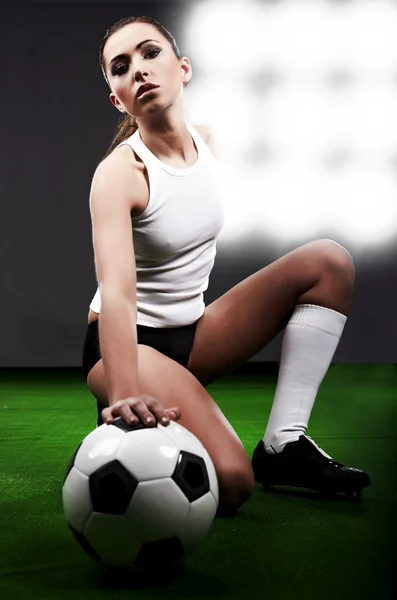 セクシーなサッカー選手、競技場で女性 — ストック写真