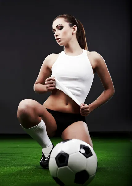 Giocatore di calcio sexy, donna sul campo di gioco — Foto Stock