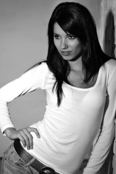Jeune femme studio portrait de mode. Noir et blanc . — Photo