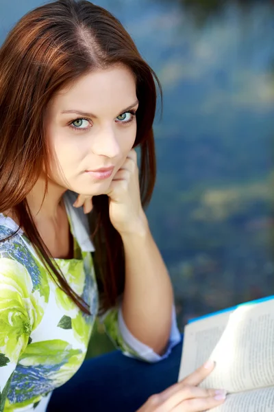 Jonge vrouw studeren in zomer park — Stockfoto