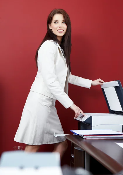 Kvinna på kontoret — Stockfoto