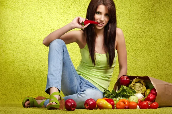Портрет дівчини, що тримається в руках повний різних фруктів і — стокове фото