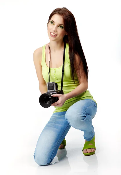 写真カメラを持った若い女性。白地に隔離された — ストック写真