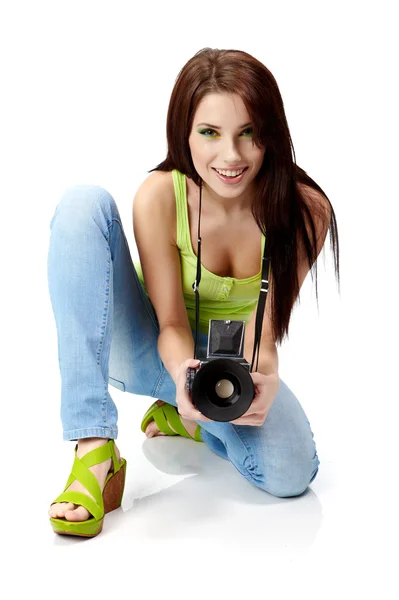 Fotoğraf makinesi olan genç bir kadın. Beyaz arkaplan üzerinde izole edilmiş — Stok fotoğraf