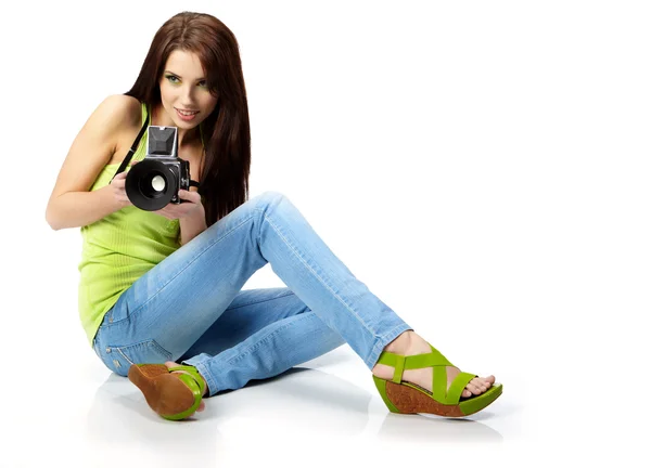 Νεαρή γυναίκα με φωτογραφική μηχανή. Απομονωμένα σε λευκό φόντο — Φωτογραφία Αρχείου
