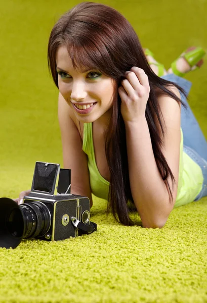 Nő, kamerával, zöld tavaszi háttér — Stock Fotó