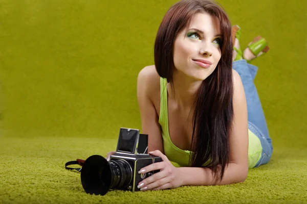 Γυναίκα με φωτογραφική μηχανή, σε φόντο πράσινο άνοιξη — Φωτογραφία Αρχείου