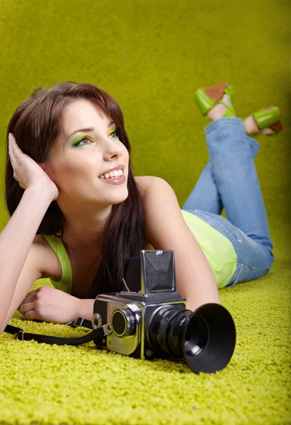 Mulher com câmera no fundo de mola verde — Fotografia de Stock
