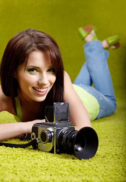 Kobieta z aparatem na tło wiosna zielony — Zdjęcie stockowe