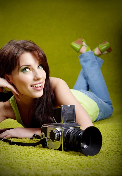 Kvinna med kamera på gröna våren bakgrund — Stockfoto
